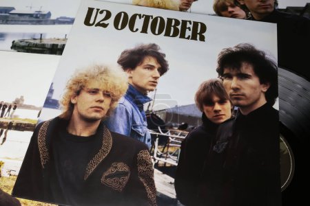 Téléchargez les photos : Viersen, Allemagne - 9 janvier. 2024 : Gros plan sur la pochette de l'album du groupe de rock irlandais U2 vinyl à partir de 1981 - en image libre de droit