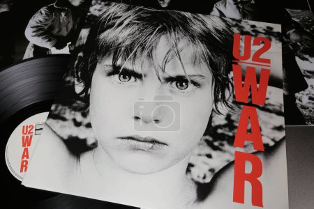 Téléchargez les photos : Viersen, Allemagne - 9 janvier. 2024 : Gros plan sur la pochette de l'album du groupe de rock irlandais U2 vinyl War from 1983 - en image libre de droit