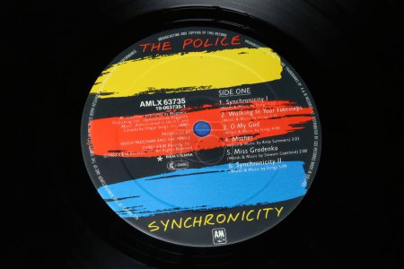 Foto de Viersen, Alemania - 9 de enero. 2024: Primer plano de la banda británica The Police vinyl sello discográfico Synchronicity de 1983 - Imagen libre de derechos