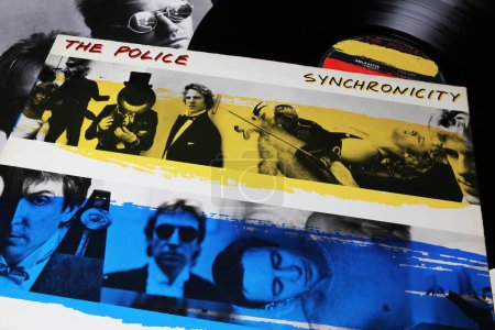Téléchargez les photos : Viersen, Allemagne - 9 janvier. 2024 : Gros plan du groupe britannique The Police pochette de l'album vinyle Synchronicity from 1983 - en image libre de droit