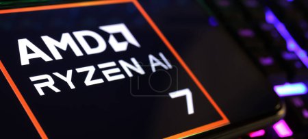 Téléchargez les photos : Viersen, Allemagne - 1er mars. 2024 : Gros plan de l'écran du smartphone avec lettrage logo du processeur AMD Ryzen AI NPU sur le clavier de l'ordinateur - en image libre de droit