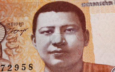 Rey Padre Norodom Sihanouk como un joven monje en Camboya billete de 100 Riel (enfoque en el centro)