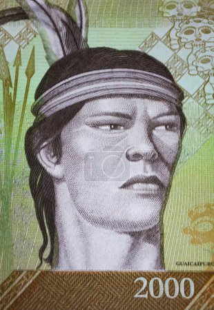 Téléchargez les photos : Portrait du chef de tribu indigène Cacique Guaicaipuro sur le Venezuela 2000 Bolivar billet en monnaie (accent sur le centre) - en image libre de droit