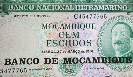 Foto de Antiguo Mozambique 100 Escudos Mozambique billete de banco utilizado hasta 1980 (enfoque en el centro) - Imagen libre de derechos
