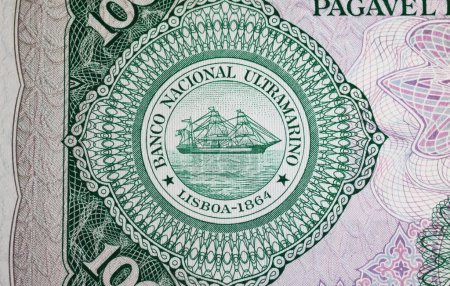 Téléchargez les photos : Sceau de Banco National Ultramarino portugais sur Mozambique Billet de 100 Escudos à partir des années 60 (focus sur le centre) - en image libre de droit