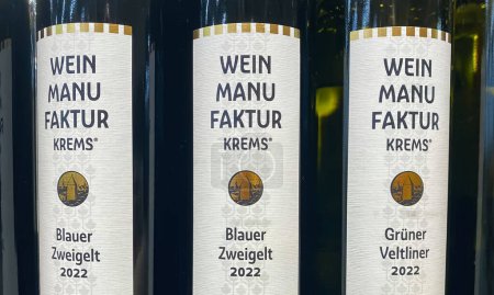 Téléchargez les photos : Viersen, Allemagne - 3 avril. 2024 : Gros plan des bouteilles de vin autrichiennes Manufaktur Krems Veltiner et Zweigelt dans l'étagère du magasin allemand (focus sur le centre) - en image libre de droit