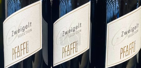 Téléchargez les photos : Viersen, Allemagne - 3 avril. 2024 : Gros plan des bouteilles de vin rouge Zweigelt Pfaffl autrichiennes dans l'étagère du magasin allemand (focus sur le centre) - en image libre de droit