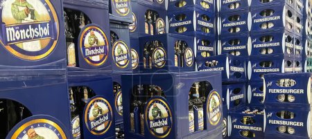 Téléchargez les photos : Viersen, Allemagne - 3 avril. 2024 : Beaucoup de caisses de bière empilées bleues dans un magasin de boissons allemand - en image libre de droit