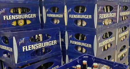Téléchargez les photos : Viersen, Allemagne - 3 avril. 2024 : Boîtes bleues empilées Felnsburger bière dans un magasin de boissons allemand (focus à gauche) - en image libre de droit