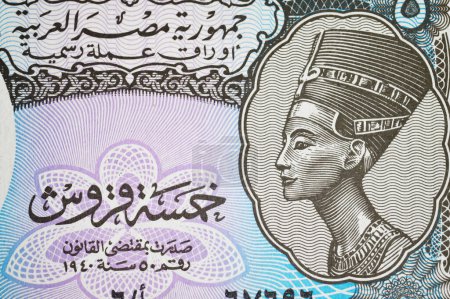 Portrait de la reine Néfertiti sur 5 vieux Piastres égyptiens monnaie de billet à partir des années 40