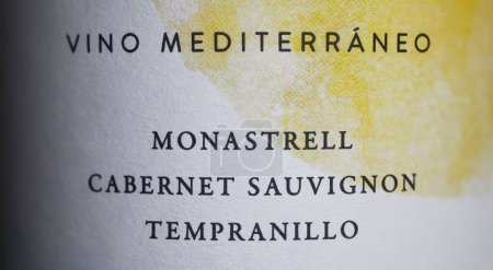 Etiqueta de la botella de vino tinto español con una lista de variedades de uva mediterránea: Monastrell, Cabernet Sauvignon, Tempranillo