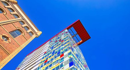 Téléchargez les photos : Düsseldorf (Medienhafen, Colorium), Allemagne - 1er mars. 2021 : Colorium moderne coloré gratte-ciel à côté de monument classé bâtiment PVH brique protégée - en image libre de droit