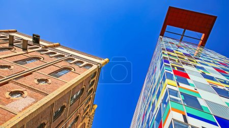 Téléchargez les photos : Düsseldorf (Medienhafen, Colorium), Allemagne - 1er mars. 2021 : Colorium moderne coloré gratte-ciel à côté de monument classé bâtiment PVH brique protégée - en image libre de droit