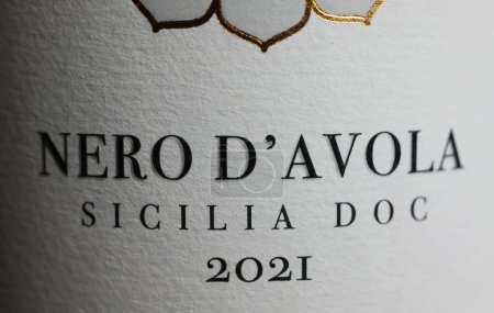 Foto de Viersen, Alemania - 5 de abril. 2024: Primer plano de las letras Nero d 'Avola variedad de uva de vino tinto italiano en etiqueta de botella - Imagen libre de derechos