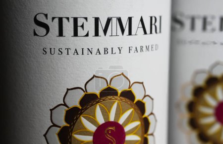 Foto de Viersen, Alemania - 5 de abril. 2024: Primer plano de la etiqueta de botella de vino tinto Stemmari italiano Nerón d 'Avola - Imagen libre de derechos