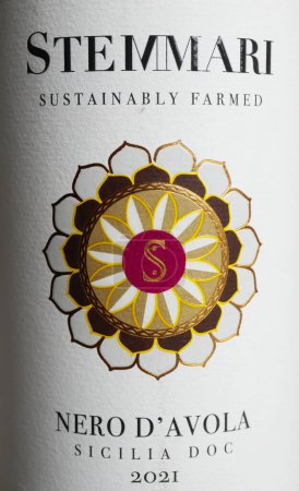 Foto de Viersen, Alemania - 5 de abril. 2024: Primer plano de la etiqueta de botella de vino tinto Stemmari italiano Nerón d 'Avola - Imagen libre de derechos