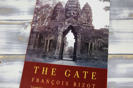 Foto de Viersen, Alemania - 9 de abril. 2024: Primer plano del antropólogo, prisionero jemer y superviviente del campamento cambodiano Francois Bizot portada del libro The Gate - Imagen libre de derechos