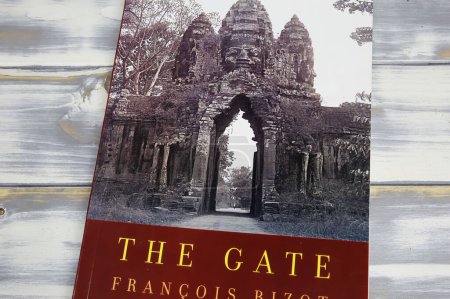 Foto de Viersen, Alemania - 9 de abril. 2024: Primer plano del antropólogo, prisionero jemer y superviviente del campamento cambodiano Francois Bizot portada del libro The Gate - Imagen libre de derechos
