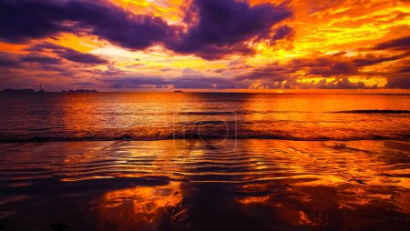 Spektakulärer tropischer goldgelber Sonnenuntergang über dem Meereshorizont nach einem Sturm mit ruhiger See - Thailand, Andamanensee
