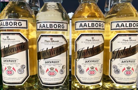 Téléchargez les photos : Viersen, Allemagne - 9 mai. 2024 : Gros plan des bouteilles Aalborg aquavit en magasin allemand - en image libre de droit