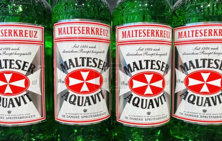 Téléchargez les photos : Viersen, Allemagne - 9 mai. 2024 : Gros plan des bouteilles Malteser Aquavit en magasin allemand - en image libre de droit