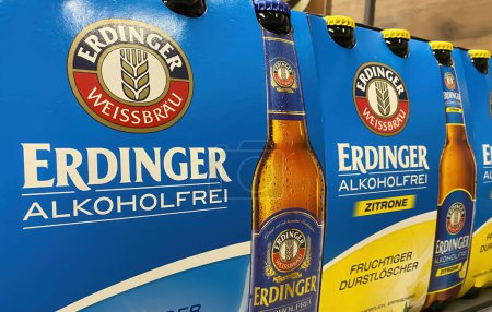Foto de Viersen, Alemania - 9 de mayo. 2024: Acercamiento de seis paquetes de cerveza sin alcohol Erdinger en la tienda alemana - Imagen libre de derechos