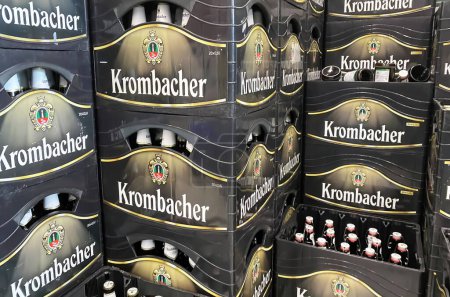 Téléchargez les photos : Viersen, Allemagne - 9 mai. 2024 : Gros plan de grandes caisses de bière Krombacher dans le magasin allemand - en image libre de droit