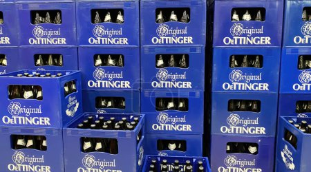 Téléchargez les photos : Viersen, Allemagne - 9 mai. 2024 : Gros plan de grandes caisses de bière bleue Oettinger en magasin allemand - en image libre de droit