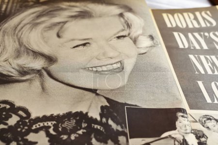 Foto de Viersen, Alemania - 1 de mayo. 2024: Reportaje sobre la actriz Doris Day en la revista de cine estadounidense de los años 50 - Imagen libre de derechos