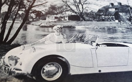 Foto de Viersen, Alemania - 1 de mayo. 2024: Publicidad vintage de Austin Healey sprite car con mujer en la revista alemana de 1960 - Imagen libre de derechos