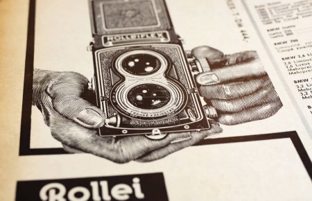 Téléchargez les photos : Viersen, Allemagne - 1er mai. 2024 : Caméra analogique Rollei Rolleiflex vintage dans le magazine allemand des années 60 - en image libre de droit