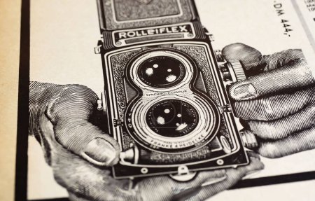 Téléchargez les photos : Viersen, Allemagne - 1er mai. 2024 : Caméra analogique Rollei Rolleiflex vintage dans le magazine allemand des années 60 - en image libre de droit