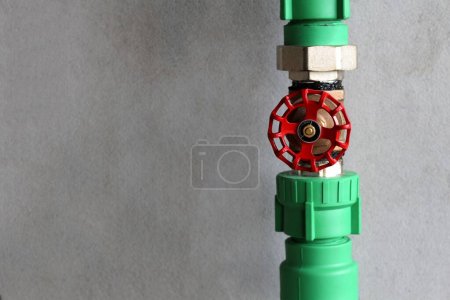 Foto de Manómetro de agua con válvula en tubo sobre fondo de pared de hormigón. - Imagen libre de derechos