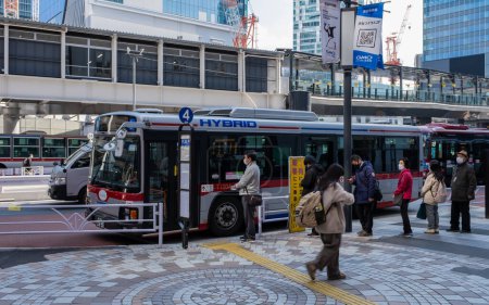 Foto de 13 de marzo de 2023 Tokio, Japón: Viajeros que acceden a un autobús de transporte público alimentado por Transses Hybrid en Tokio, Japón - Imagen libre de derechos