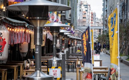 Foto de 13 de marzo de 2023 Tokio, Japón: Primer plano de los calentadores de gas al aire libre en bares y restaurantes al aire libre en Miyashita Park, Shibuya, Tokio, Japón - Imagen libre de derechos