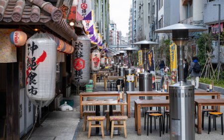 Foto de 13 de marzo de 2023 Tokio, Japón: Bares y restaurantes japoneses al aire libre en Miyashita Park, Shibuya, Tokio Japón - Imagen libre de derechos