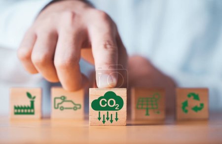 Téléchargez les photos : Homme d'affaires donnant réduction de CO2, recyclage, icône de l'usine verte pour réduire le CO2, l'empreinte carbone et le crédit carbone pour limiter le réchauffement climatique, concept Bio Circular Green Economy. - en image libre de droit