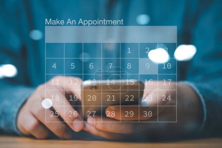 Geschäftsmann mit Smartphone, um Businessplan auf virtuellem Bildschirm Kalender zu reservieren, Projektmanagement-Konzept.