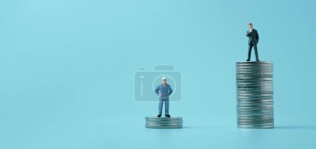 Téléchargez les photos : Homme d'affaires miniature différent debout sur différentes pièces de taille empilage, revenu et salaire inégalité dans chaque position dans le concept de l'entreprise. - en image libre de droit
