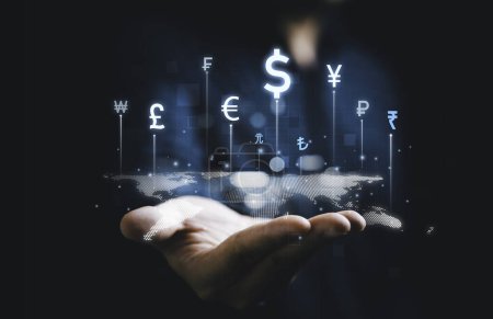 Geschäftsmann mit virtueller Währung Zeichen gehören Dollar Euro Pfund Sterling Yen Yuan Won für Technologie Währungsumtausch und Geldtransfer, Finanz- und Investitionskonzept.