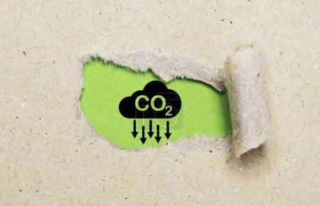 Téléchargez les photos : Icône de réduction des émissions de CO2 sur papier vert déchiré pour réduire les émissions de CO2, l'empreinte carbone et le crédit carbone pour limiter le réchauffement climatique, concept Bio Circular Green Economy. - en image libre de droit