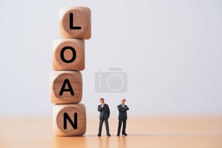 Figuras en miniatura de hombres de negocios en pie y discusión con texto de préstamo para negociar préstamo financiero y concepto de interés.