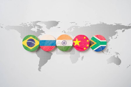 Brasil Rusia India Bandera de China y Sudáfrica en el mapa mundial para BRICS concepto de cooperación internacional económica.