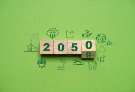 Téléchargez les photos : Flipping 2050 et icône de réduction des émissions de CO2 sur fond vert pour réduire les émissions de CO2, l'empreinte carbone et le crédit carbone pour limiter le réchauffement climatique, concept d'économie verte circulaire. - en image libre de droit