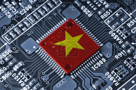 Vietnam Flagge auf Mikrochip-Prozessor auf elektronischer Platine für wichtige Komponente in Computer-Smartphone, Vietnam geworden globale Fertigung und Lieferkette ersetzen China aufgrund der Arbeitskosten billig.