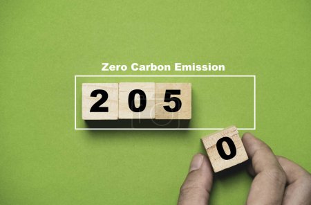 Téléchargez les photos : Mise à la main cube de bloc en bois de 2050 année du Protocole de Kyoto pour zéro empreinte carbone et crédit carbone pour limiter le réchauffement climatique du concept de changement climatique. - en image libre de droit
