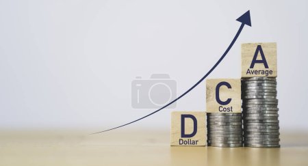 DCA oder Dollar Cost Average auf steigende Münzen Stapeln mit Pfeil nach oben für Disziplin und immer weiter Investitionen in Aktien und Vermögenswerte Hypothekenkonzept.