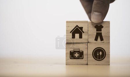 Foto de Cuatro materiales básicos para el ser humano incluyen el paño de comida de la casa y la pantalla de impresión de la medicina en cubo de bloque de madera. - Imagen libre de derechos