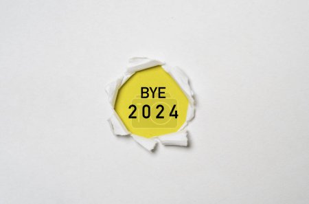 Téléchargez les photos : Bye 2024 formulation sur fond jaune et papier perforé blanc pour au revoir concept 2024. - en image libre de droit