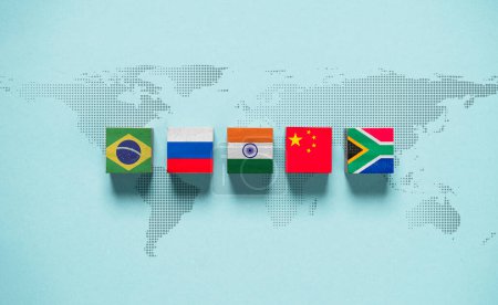 Brasil Rusia India Bandera de China y Sudáfrica en el mapa mundial de BRICS comercio económico concepto de cooperación internacional.